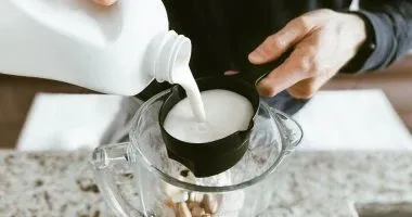 فوائد الحليب لحرقة المعدة